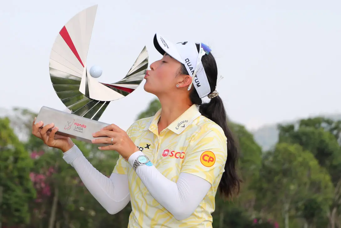 Jeeno Thitikul of Thailand kisses the trophy after winning the Honda LPGA Thailand 2026 in Chon Buri, Thailand. (Photo by Thananuwat Srirasant/Getty Images)